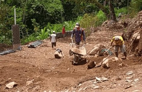 Untuk meratakan jalan, perlu pekerjaan galian dan urugan
