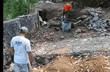 Pondasi jembatan dibuat setinggi 8 meter dengan panjang kisaran 10 meter