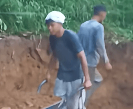Gorong gorong diurug hingga rata jalan dan tidak terlihat lagi