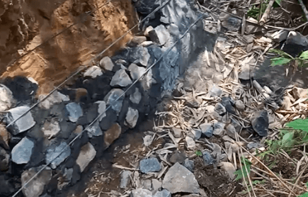 sebelum dilakukan pengecoran, gorong gorong dipasang pondasi terlebih dahulu